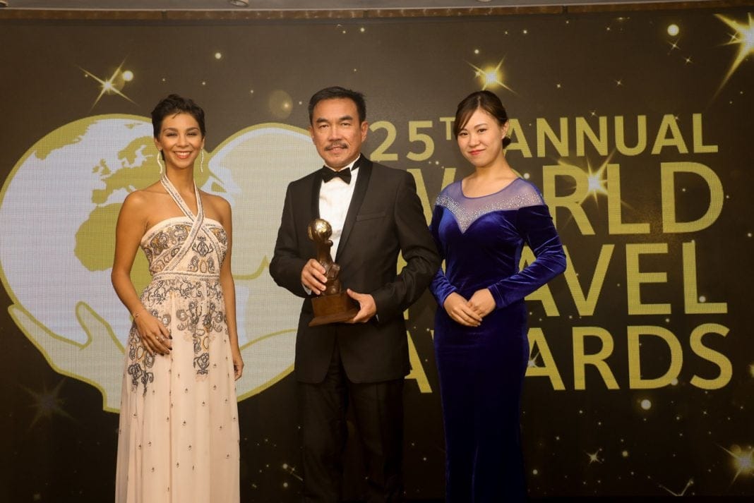 Mr-Alfred-Ong-middle-receiving-the-Asias-Leading-Serviced-Apartment-Brand-award-on-behalf-of-Ascott