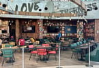 ბობ მარლის (ერთი სიყვარული) რესტორანი სანგსტერის საერთაშორისო აეროპორტში მონტეგო ბეიში, იამაიკა - სურათი იამაიკის ტურისტული საბჭოს მიერ