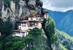 Turistit kerääntyvät Bhutanin vuoristokunnalle
