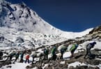 Alpinistai paverčia Everestą milžinišku tualetu, skęstančiu išmatose