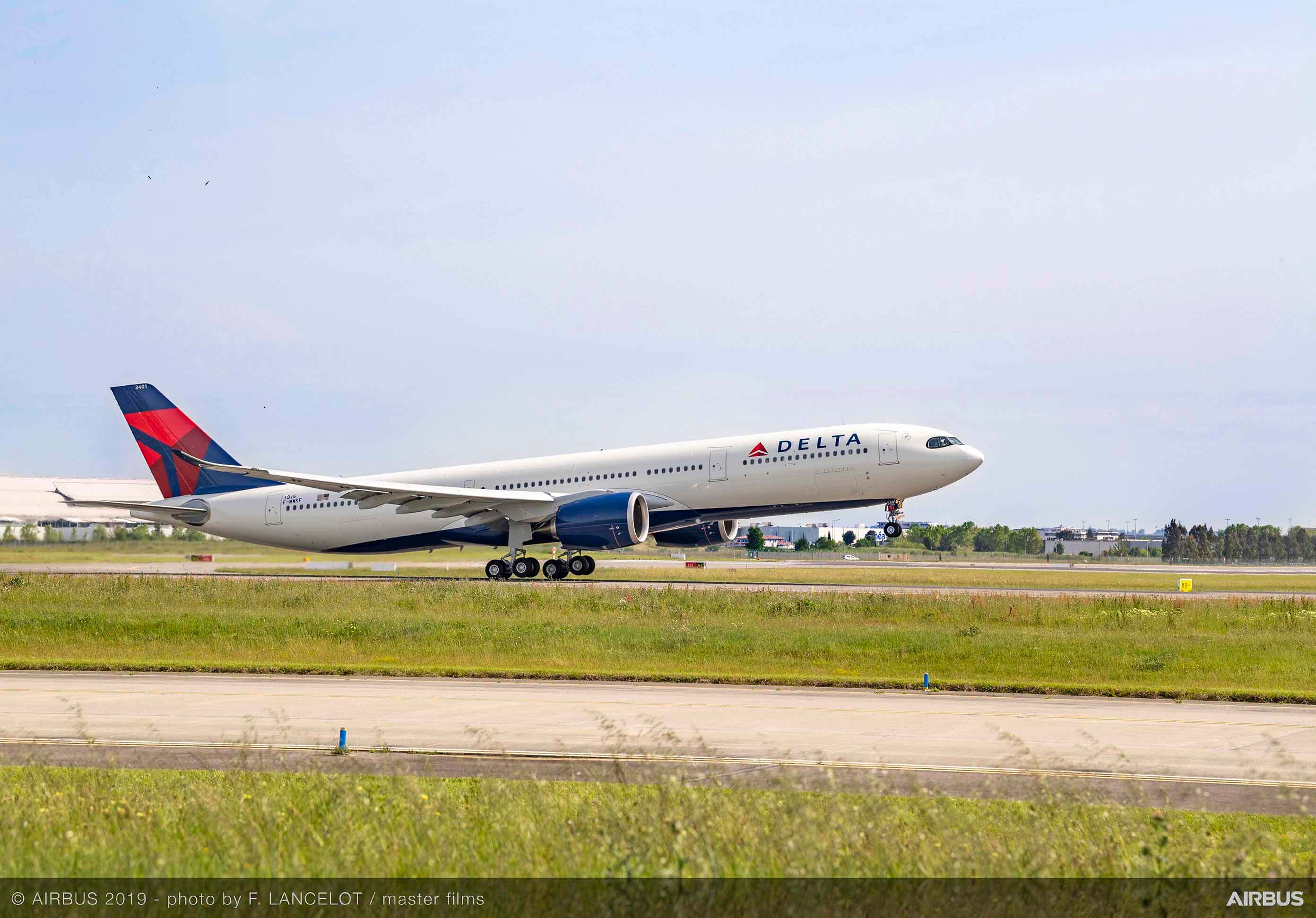 A330-900-Delta-Air-Lines-take-off-01-