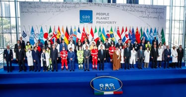 Ecceptional image of PM Graghi doctors and nurses posing with the top ministers atthending the G20 in Roma Italy | eTurboNews | eTN