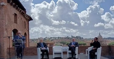 サンジュリアーノ文化大臣とローマ市長 R・グアルティエ (左から 3 人目) - 画像提供: M.Masciulllo