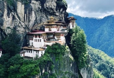 Туристи хрле у планинско краљевство Бутан