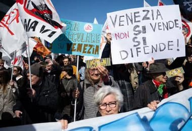 Inwoners van Venetië komen in opstand over de nieuwe toegangsprijs voor toeristen