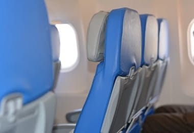 飛行機の座席 - 画像提供：Pixabay から Stela Di