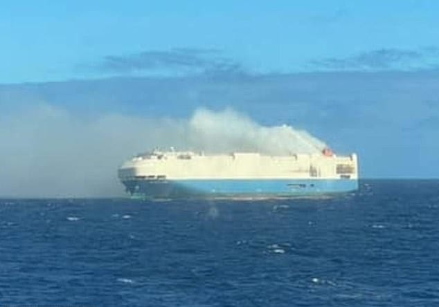 سفينة شحن مليئة بورش وفولكسفاغن تحترق في البحر