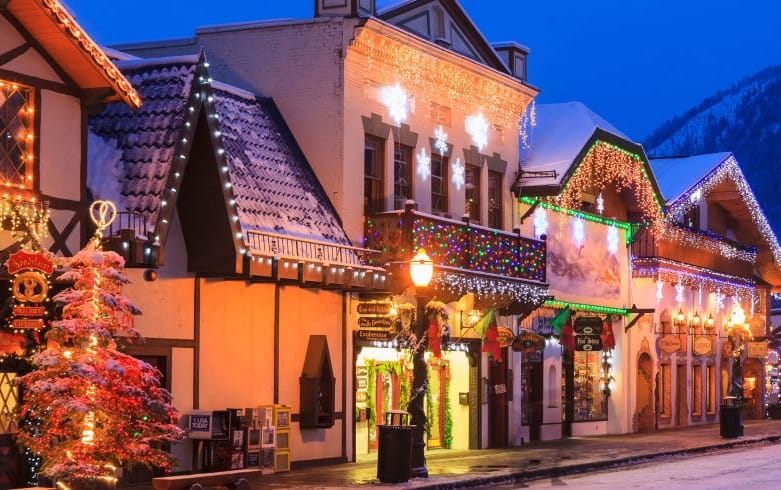 25 Best Towns in America to Visit at Christmas Time