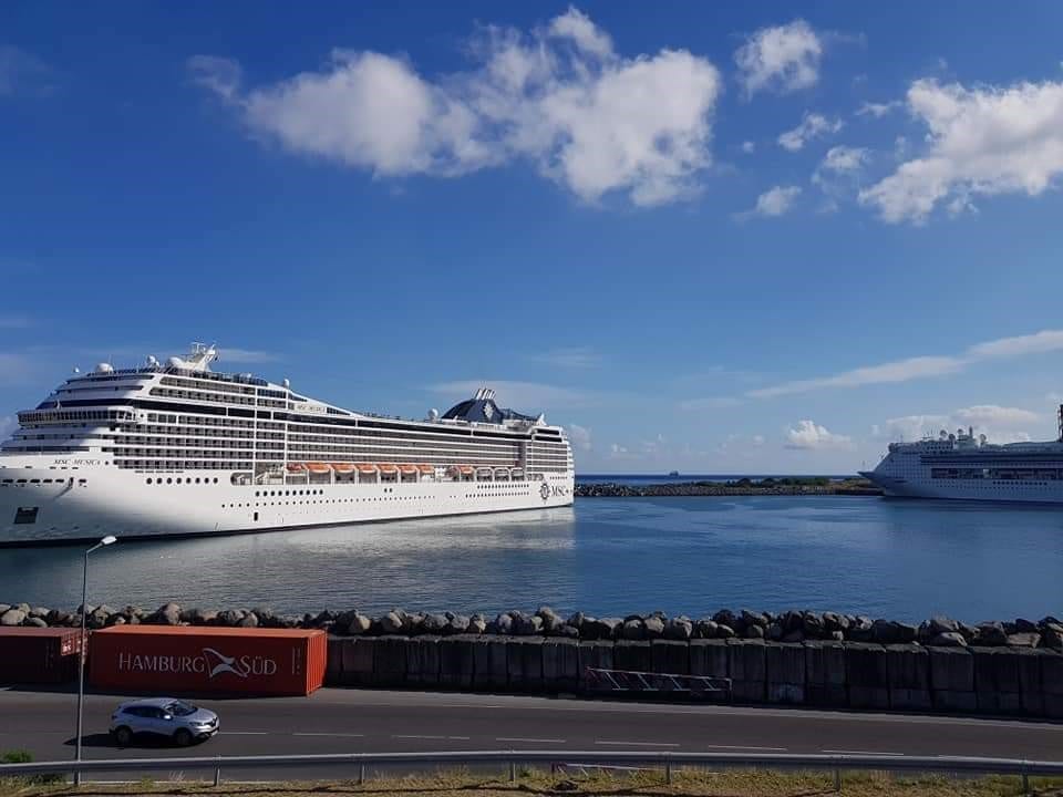 Cruise-ships-at-Reunion