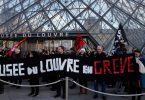 Paris protesters: Sorry, tourists, no Louvre for you today