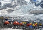 Nepal: Tourists and climate change threaten Everest