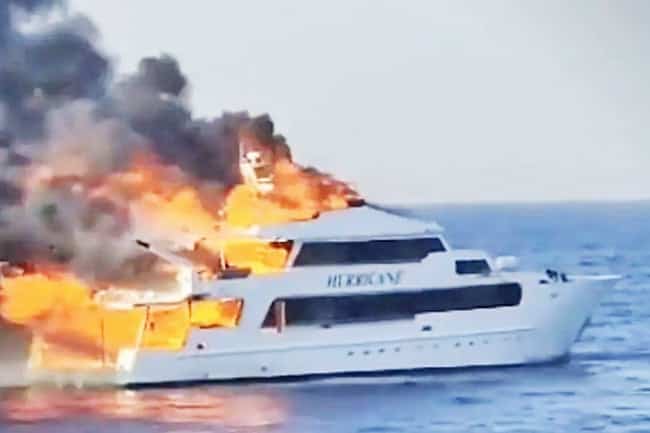 Yate de crucero Hurricane en el Mar Rojo con turistas en llamas