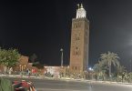 Turis Marrakesh mutusake tetep ing njaba